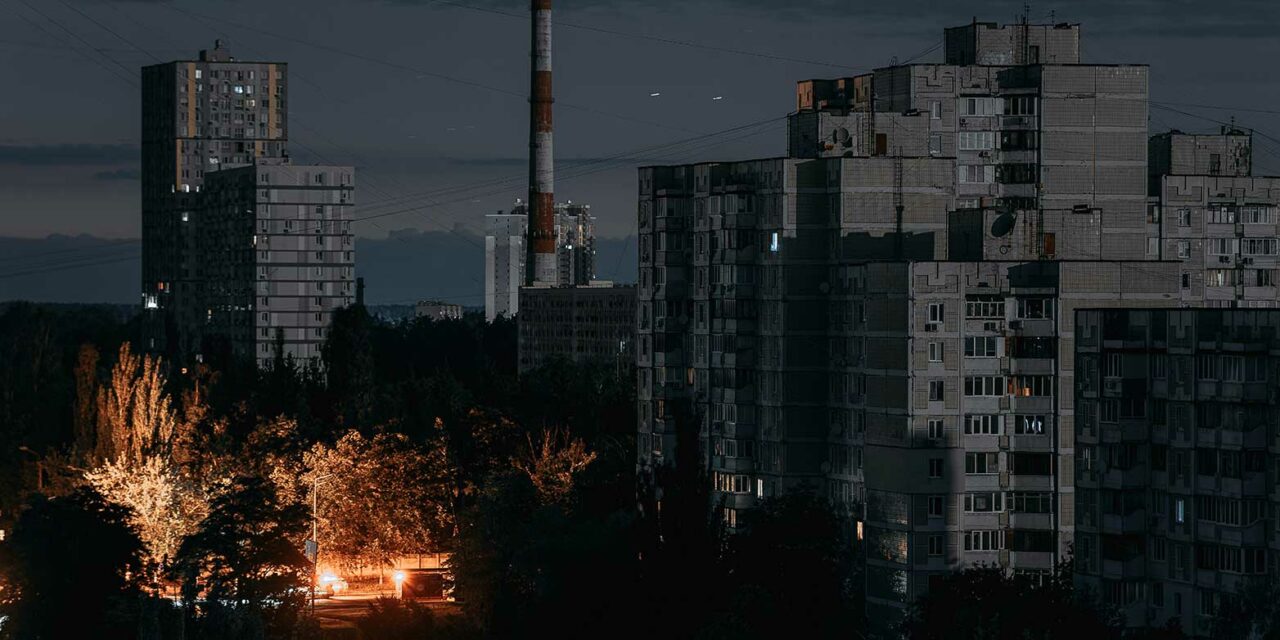 La guerre contre l'Ukraine a entraîné des destructions massives de l'infrastructure énergétique. Les black-out dans des villes comme Kyiv en sont une conséquence. A l'avenir, l'énergie éolienne et solaire pourrait constituer l'épine dorsale du système électrique ukrainien. (Image : Oleksii Maznychenko / Adobe Stock)