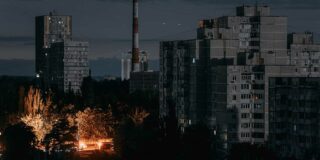 Der Krieg gegen die Ukraine hat zu massiven Zerstörungen der Energieinfrastruktur geführt. Eine Folge davon sind Blackouts in Städten wie Kyjiw. In Zukunft könnten Wind- und Solarenergie das Rückgrat des ukrainischen Elektrizitätssystems bilden. (Bild: Oleksii Maznychenko / Adobe Stock)