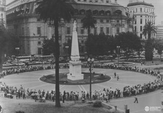 March by the Mothers of Plaza de Mayo, Buenos Aires, 1981. Archivo General de la Nación